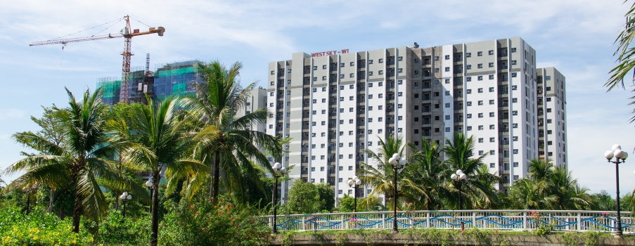 TRÊN TẦNG THƯỢNG CỦA TÒA CHUNG CƯ CAO TẦNG, DÒNG CHỮ “W1 – WEST SKY” ĐÃ SÁNG ĐÈN
